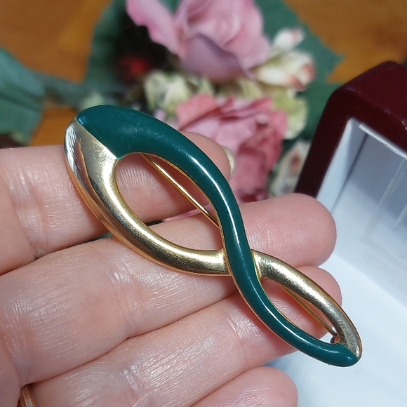 Jewelry - 💚5/$25 Vintage Dark Green Enamel Goldtone Brooch Infinity